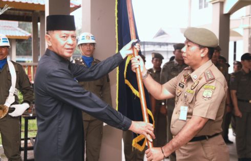 Wakil Walikota Tanjungpinang, H Syahrul S Pd menyerahkan Bendera kepada Kasatpol yang baru