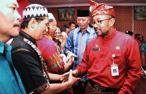 Wako dan Wawako Tanjunfpunang Serahkan Insentif kepada RT,RW di Gedung Arsip Tanjungpinang