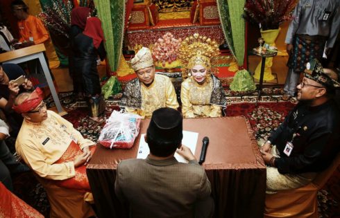 Walikota Tanjungpinang H Lis Darmansyah SH Ketika menyaksikan Pernikahan Masal