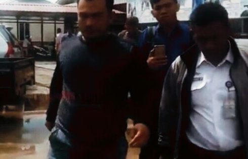 HS Pegawai KSOP Ketika digiring Polisi di Pelabuhan Sri Bintan Pura Tanjungpinang