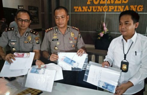 Kapolres AKBP Joko Bintoro tengah didampingi Wakapolres dan Kasat Reskrim Tanjungpinang